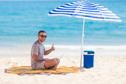 Na jakie aspekty zwrócić uwagę przy wyborze perfekcyjnego parasola plażowego?