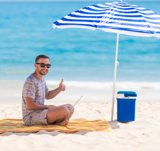 Na jakie aspekty zwrócić uwagę przy wyborze perfekcyjnego parasola plażowego?