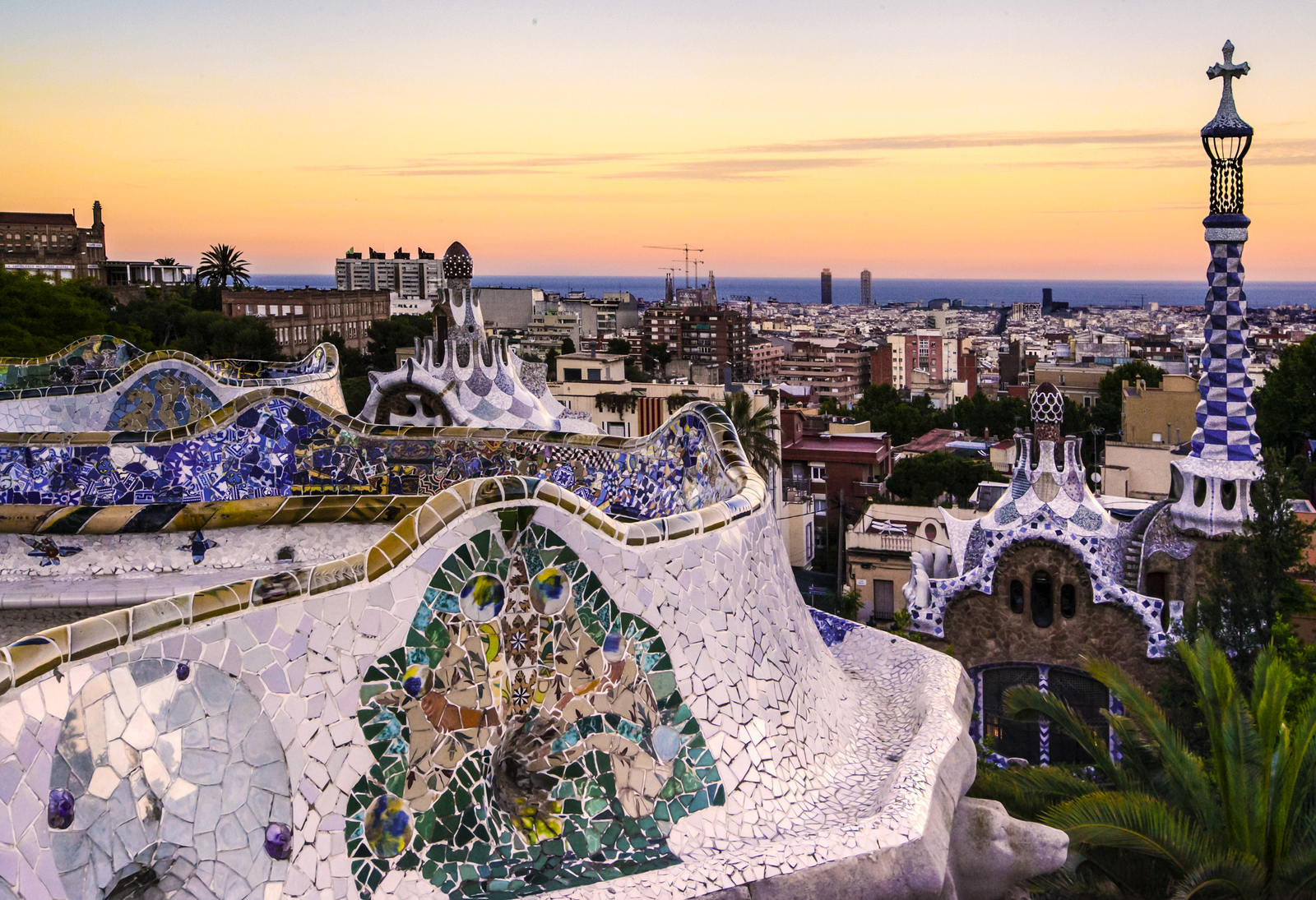 Najpiękniejsze atrakcje Barcelony - zachód słońca w Parku Guell