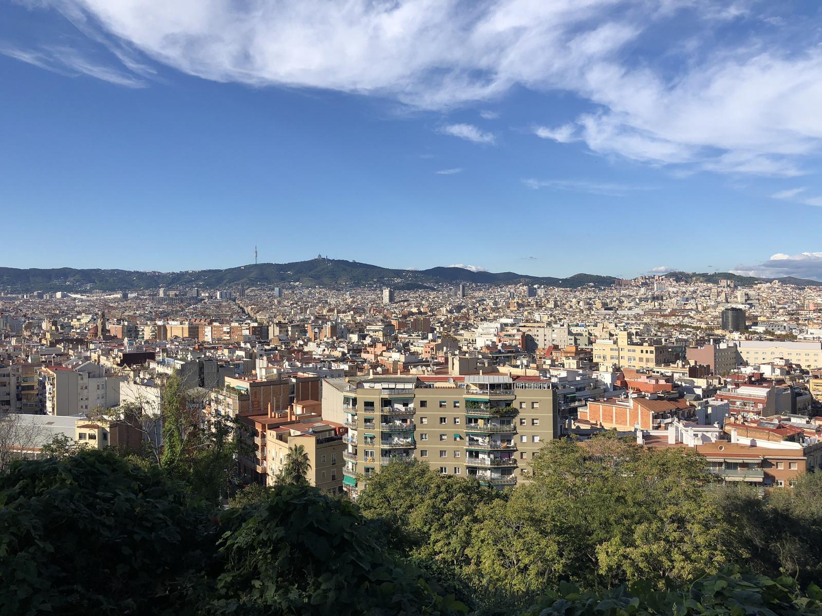 Widok na atrakcje Barcelony z Góry Montjuïc