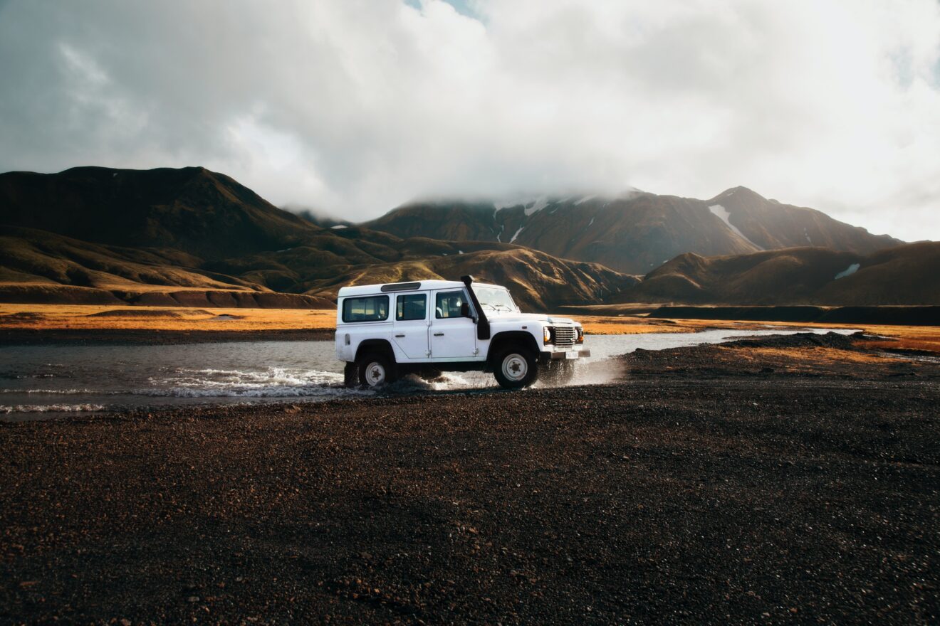 samochód na krajobrazie islandii