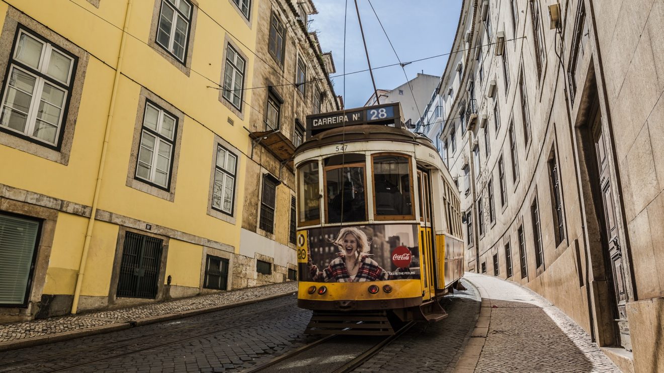 Żółty tramwaj w Lizbonie